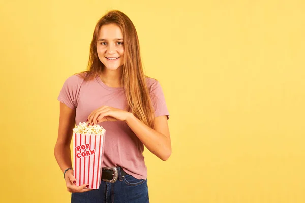 Porträt Einer Schönen Frau Die Popcorn Auf Gelbem Hintergrund Isst — Stockfoto