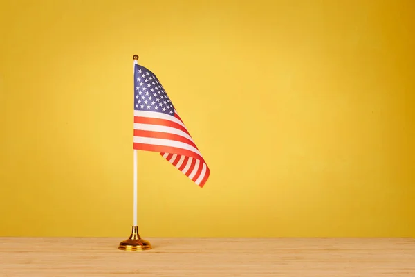 Amerikanische Tischfahne Auf Holztisch Und Gelbem Hintergrund — Stockfoto