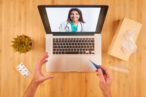 Video Chat Online Con Paziente Giovane Medico Latino — Foto Stock