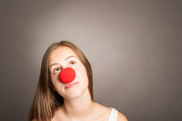 Молодая Женщина Клоунским Носом Сером Фоне — стоковое фото