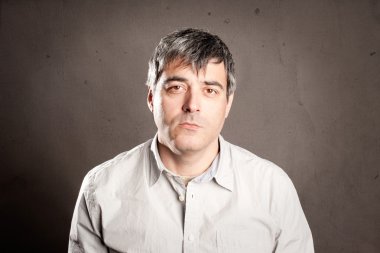 adam ciddi bir ifade ile