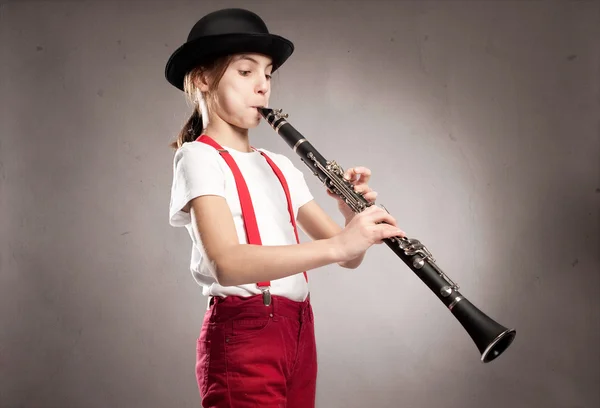 Liten flicka spela klarinett — Stockfoto