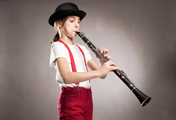 Niña jugando clarinete —  Fotos de Stock