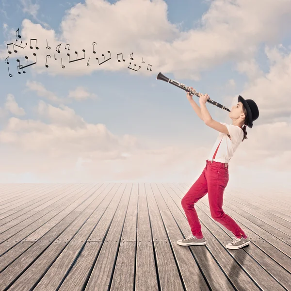 Menina tocando clarinete — Fotografia de Stock