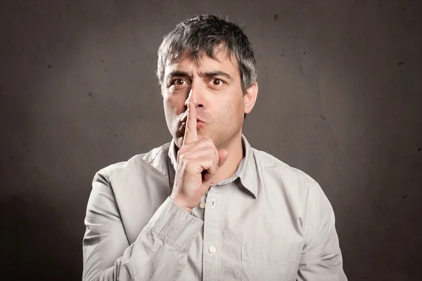 Hombre mostrando gesto de silencio — Foto de Stock