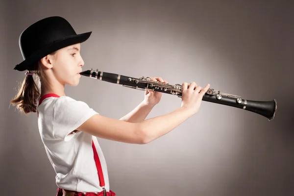 Mała dziewczynka gry klarnet — Zdjęcie stockowe