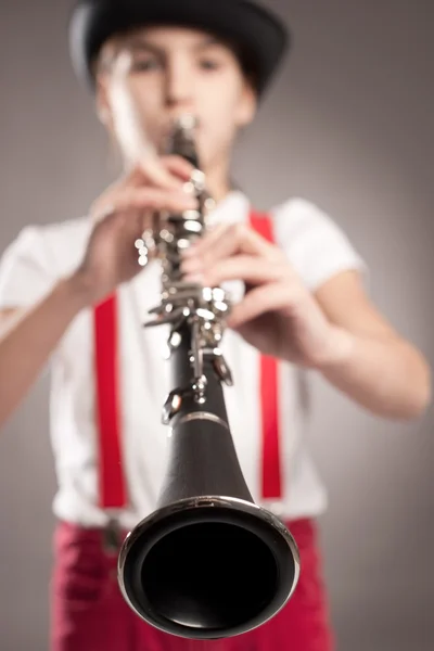 Bambina che suona il clarinetto — Foto Stock