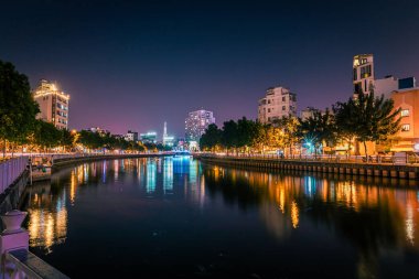 Gece parlayan gökdelenler nehir yüzeyine yansıyor..