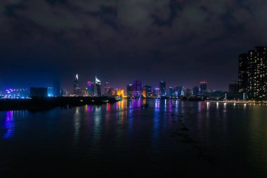 Gecenin ışıkları nehirde yansıyor gökdelenler.