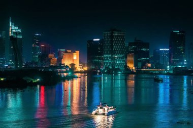 Gecenin ışıkları nehirde yansıyor gökdelenler.