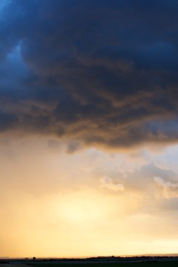 İle önemli ölçüde aydınlatılmış fırtınalı bulutlar gökyüzü