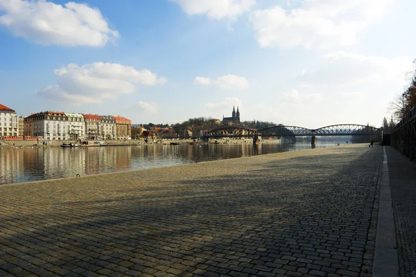 Ribera del río Praga bajo Vysehrad — Foto de Stock