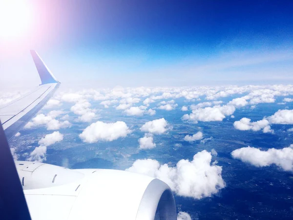 Egy Repülő Szárnya Repül Felhők Felett Utazási Koncepció Kilátás Sík — Stock Fotó