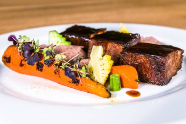 Taze sebzeli devekuşu bifteği. Restorandaki yemek. Yemek tasarımı ve restoran yemeği.