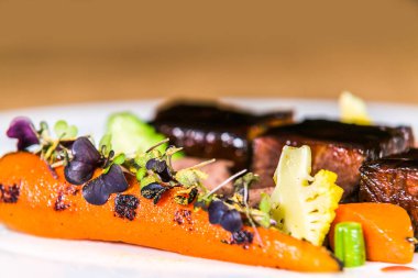 Taze sebzeli devekuşu bifteği. Restorandaki yemek. Yemek tasarımı ve restoran yemeği.