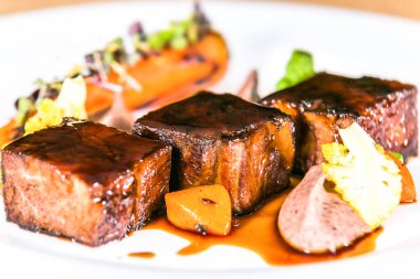 Taze sebzeli devekuşu bifteği. Restorandaki yemek. Yemek tasarımı ve restoran yemeği.