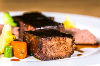 Taze sebzeli devekuşu bifteği. Restorandaki yemek. Yemek tasarımı ve restoran yemeği.