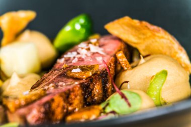 Karnıbahar püresi ve sebzeli ördek göğsü. Restorandaki yemek. Yemek tasarımı ve restoran yemeği.