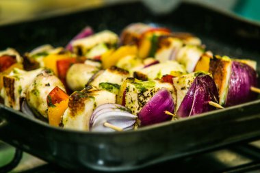 Izgara şiş, sebze ve mantarlı kütük. Restorandaki yemek. Yemek tasarımı ve restoran yemeği.