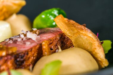 Karnıbahar püresi ve sebzeli ördek göğsü. Restorandaki yemek. Yemek tasarımı ve restoran yemeği.