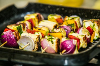 Izgara şiş, sebze ve mantarlı kütük. Restorandaki yemek. Yemek tasarımı ve restoran yemeği.