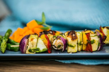 Sebzeli ızgara şiş ve kuşkonmaz tabağında mantar. Restorandaki yemek. Yemek tasarımı ve restoran yemeği.