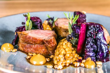 Mısır ezmeli ördek bifteği ve kırmızı lahana. Restorandaki yemek. Yemek tasarımı ve restoran yemeği.