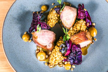 Mısır ezmeli ördek bifteği ve kırmızı lahana. Restorandaki yemek. Yemek tasarımı ve restoran yemeği.