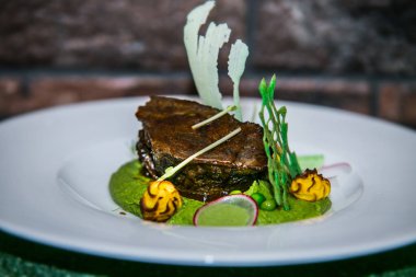 Bezelye püresi üzerinde geyik bifteği. Yemek tasarımı ve restoran yemeği.