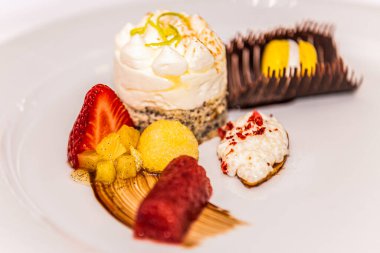 Taze meyveli tatlı. Restorandaki yemek. Yemek tasarımı ve restoran yemeği.