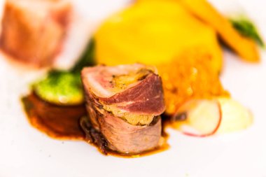 Pastırmaya sarılmış domuz filetosu. Restorandaki yemek. Yemek tasarımı ve restoran yemeği.