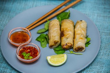 Soslu et ve limonla doldurulmuş börekler. Restorandaki yemek. Yemek tasarımı ve restoran yemeği.