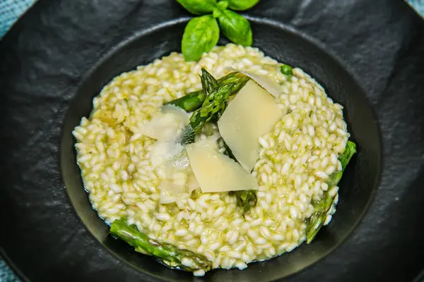Kuşkonmaz ve parmesanlı risotto. Restorandaki yemek. Yemek tasarımı ve restoran yemeği.