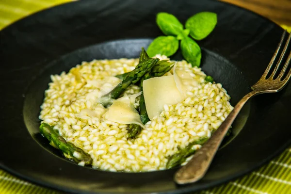 Risotto Med Sparris Och Parmesan Maten Restaurangen Mat Styling Och — Stockfoto