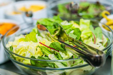 Öğle yemeği için taze salata. Lokantadaki yemek. Yemek tasarımı ve restoran yemeği.