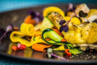 Taze sebzeli tavuk göğsü. Restorandaki yemek. Yemek tasarımı ve restoran yemeği.