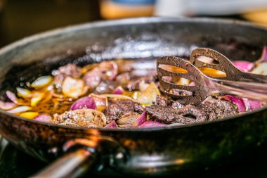 Tavada kızarmış kırmızı soğan eti. Yakın çekim.