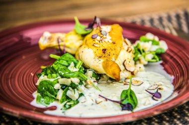 Krem soslu peynirle doldurulmuş tavuk budu. Restorandaki yemek. Yemek tasarımı ve restoran yemeği.