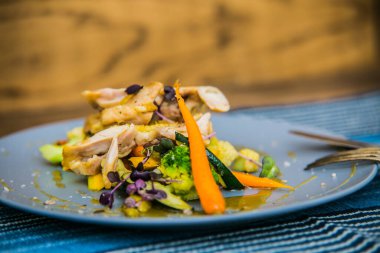 Kızarmış sebzeli tavuk budu tabakta. Restorandaki yemek. Yemek tasarımı ve restoran yemeği.