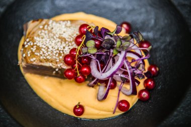 Taze soğanlı ve üzümlü ton balığı. Restorandaki yemek. Yemek tasarımı ve restoran yemeği.