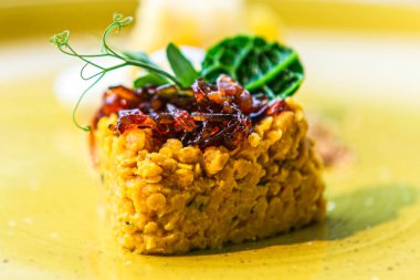 Tatlı reçelli ve otlu sarı mercimek. Restorandaki yemek. Yemek tasarımı ve restoran yemeği.