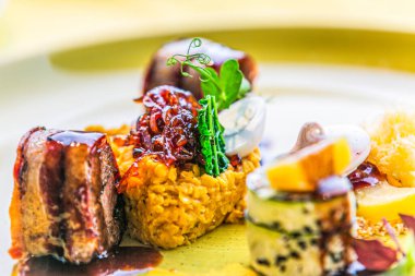 Mercimek ve otlu et rulosu. Restorandaki yemek. Yemek tasarımı ve restoran yemeği.