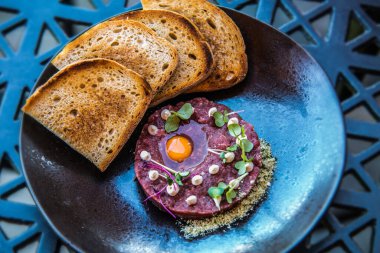 Kızarmış ekmekli sığır eti. Restorandaki yemek. Yemek tasarımı ve restoran yemeği.