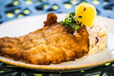 Patates salatalı kızarmış domuz şnitzel. Restorandaki yemek. Yemek tasarımı ve restoran yemeği.