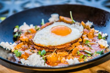 Gözleme ve yumurtalı tavuk sote. Restorandaki yemek. Yemek tasarımı ve restoran yemeği.
