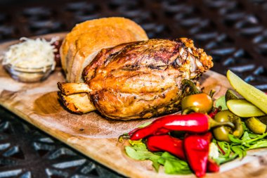 Domuz dizi, ekmek, salatalık ve meze. Restorandaki yemek. Yemek tasarımı ve restoran yemeği.