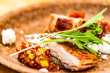 Meksika salsa soslu domuz göbeği. Sokak yemekleri için yemek tasarımı. Yakın çekim..