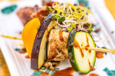 Izgara sebzeli domuz pirzolası. Sokak yemekleri için yemek tasarımı. Yakın çekim..