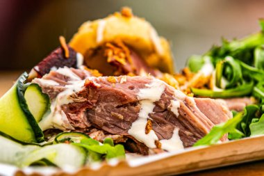 Parçalanmış et ve taze sebze. Sokak yemekleri için yemek tasarımı. Yakın çekim..