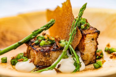 Kızarmış kuzu, cips ve kuşkonmaz. Sokak yemekleri için yemek tasarımı. Yakın çekim..